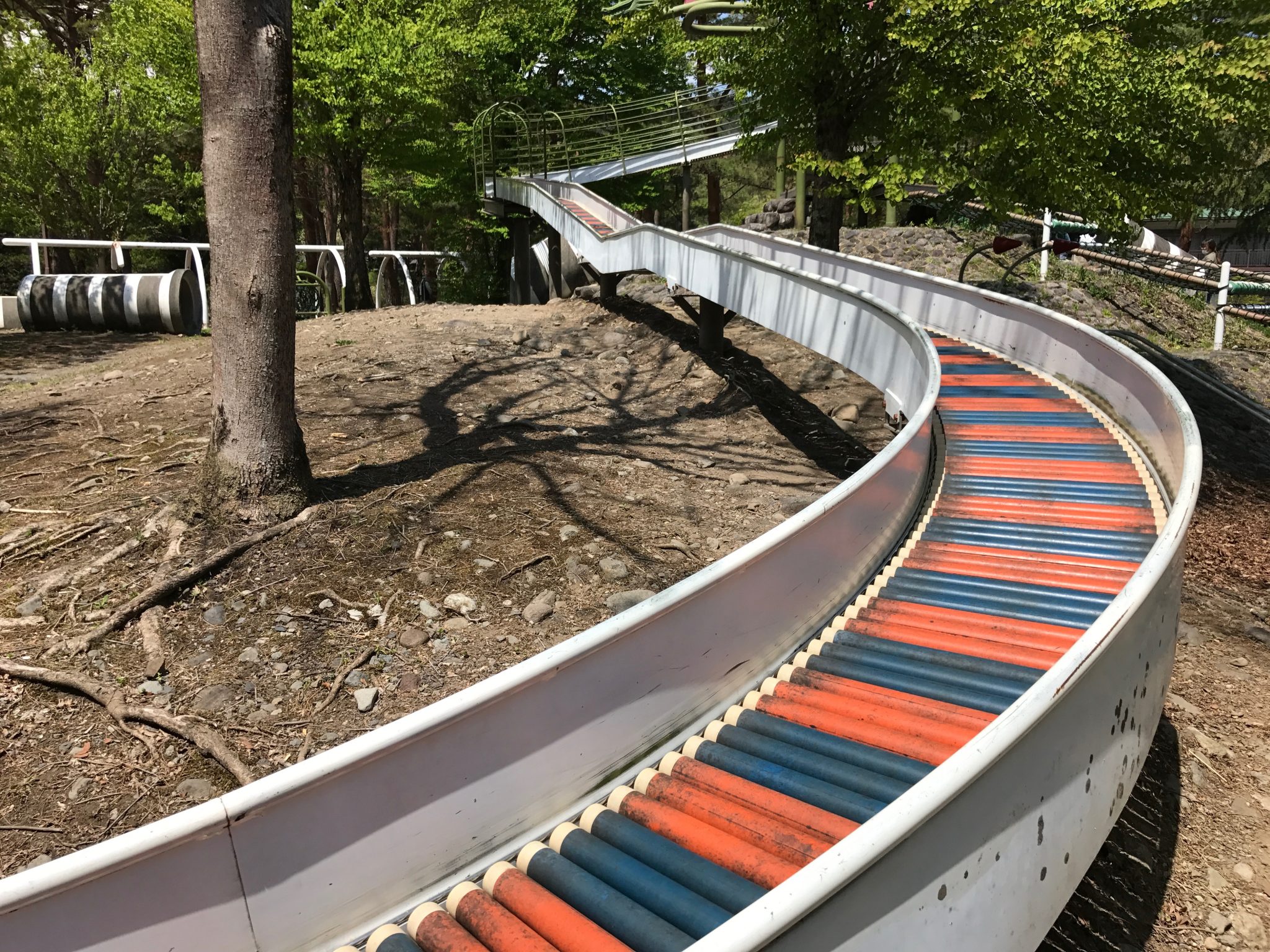 日光市日光運動公園ちびっこ広場長いローラーすべり台と個性豊かな遊具が魅力！旅と遊びとパパとぼく